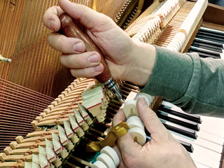 Photo du piquage d’un marteau de piano droit dans le cadre d’une harmonisation